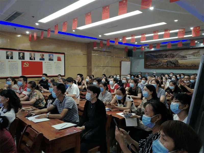 百年教育举办的高考志愿公益讲座活动取得了圆满成功