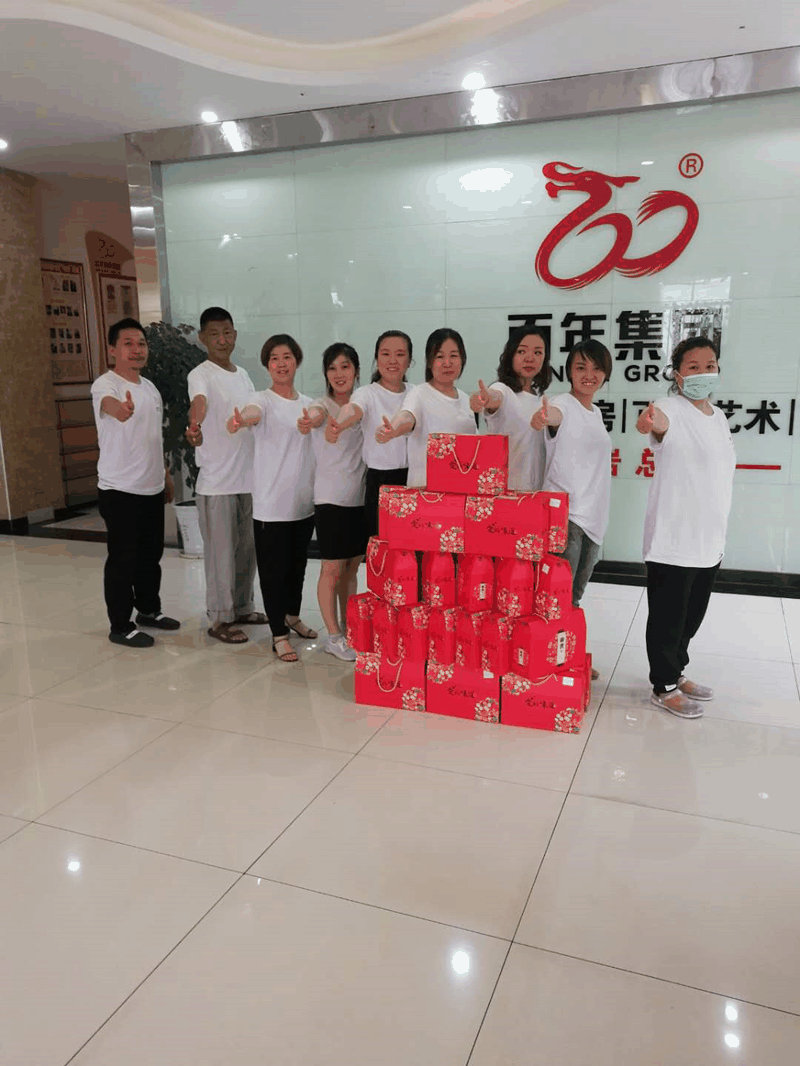 百年集团开展“粽飘香●传真情”端午节送温暖活动